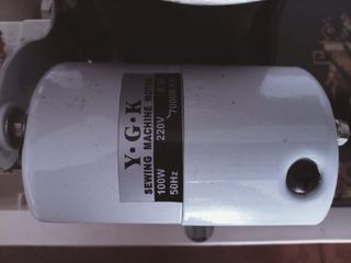 Máquina de coser antigua con motor.