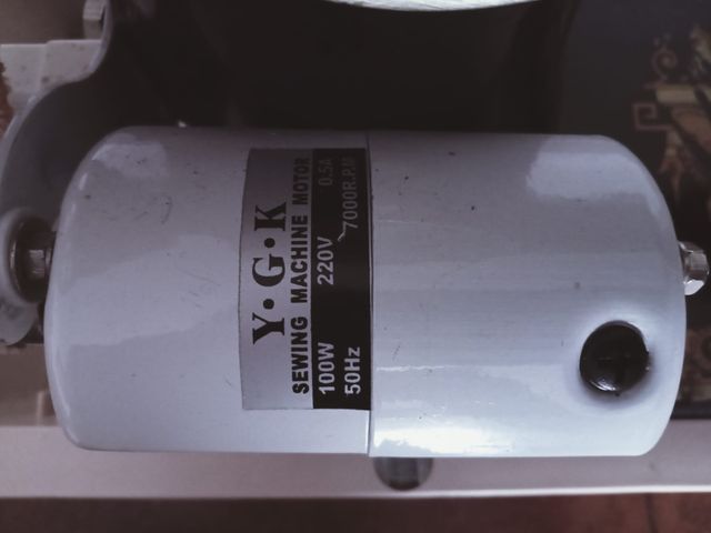 Máquina de coser antigua con motor.
