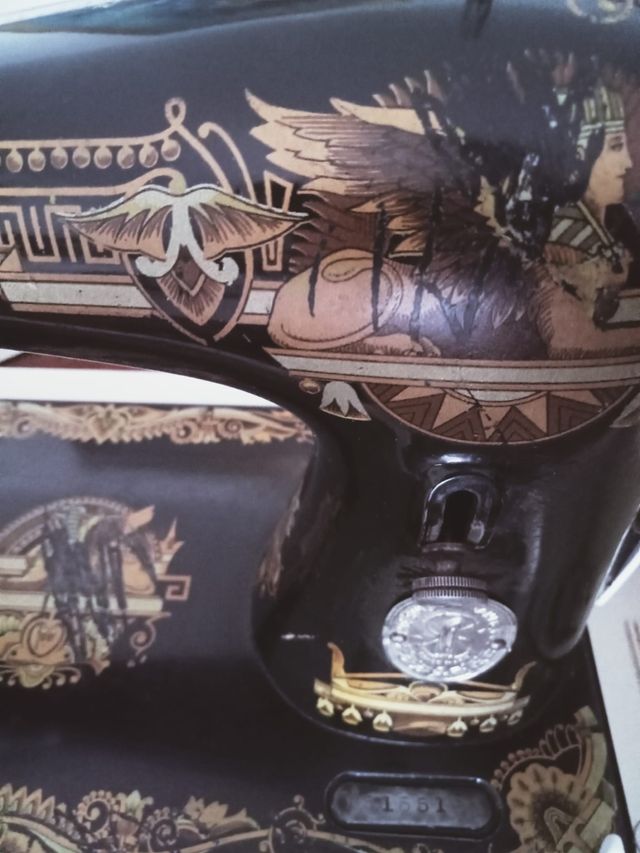 Máquina de coser antigua con motor.