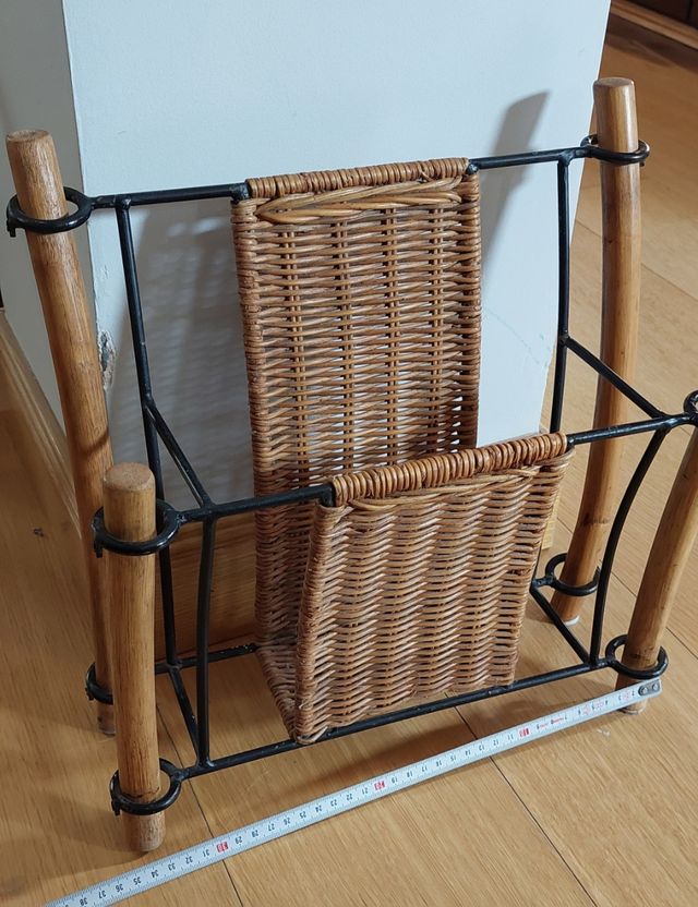 Revistero de forja, madera ymimbre