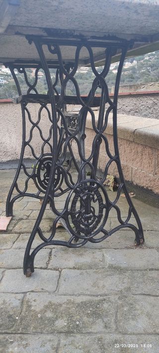 Maquina coser Singer antiguedad con patas forja