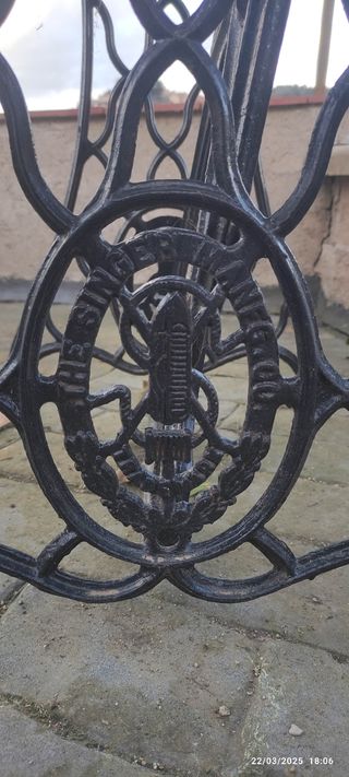 Maquina coser Singer antiguedad con patas forja