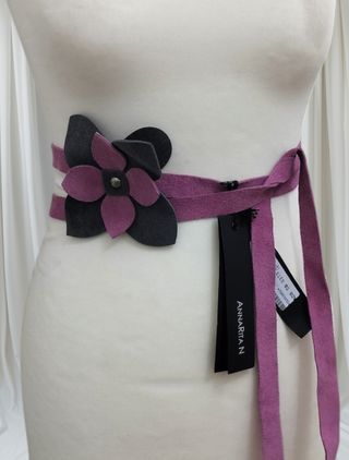 Cintura Annarita N in pelle con fiore