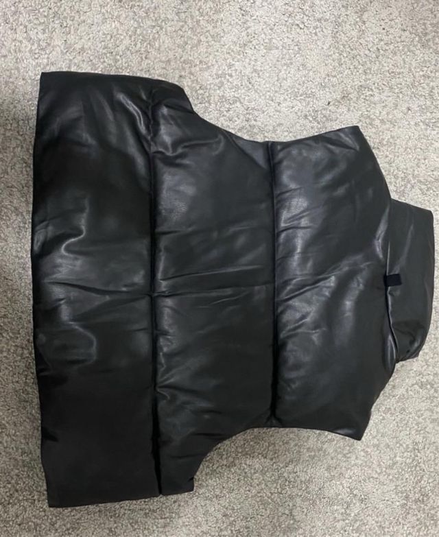 Chaleco plumas negro Zara