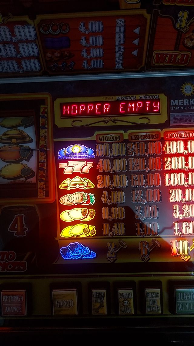 Se vende maquina tragaperra cardswer