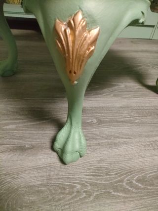 MESA ANTIGUA PATAS DE GARRA RESTAURADA