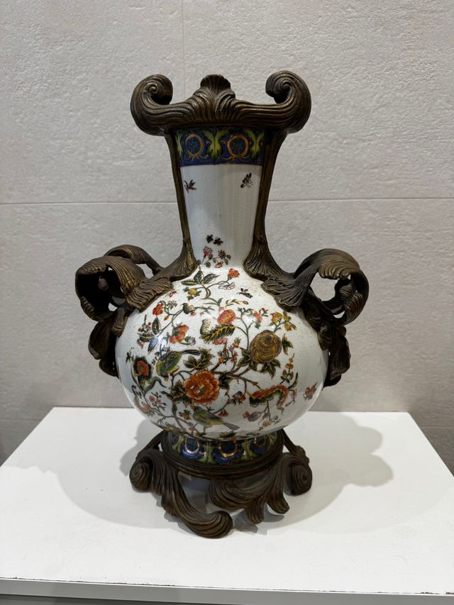 Jarron porcelana Adela Carey.