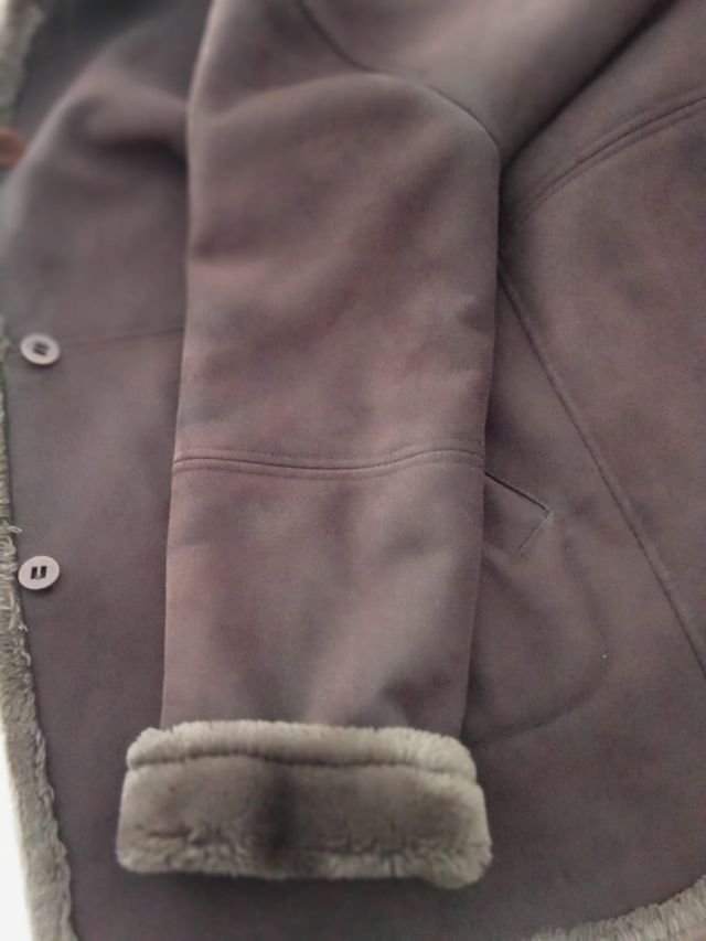 Abrigo marrón oscuro marca Caramelo.