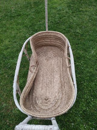 Cuna antigua con dosel