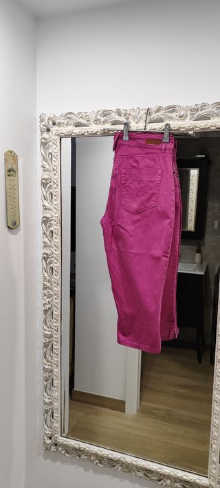 Pantalón Bermudas color fucsia 