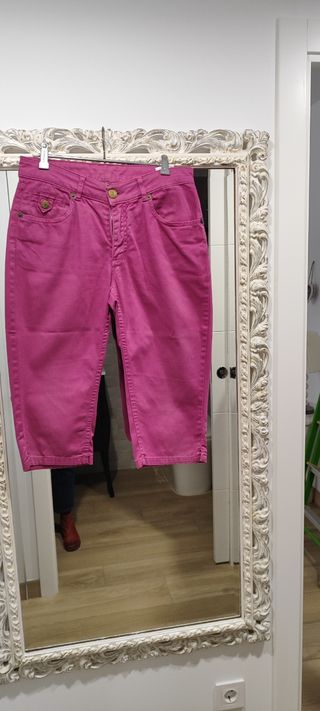 Pantalón Bermudas color fucsia 