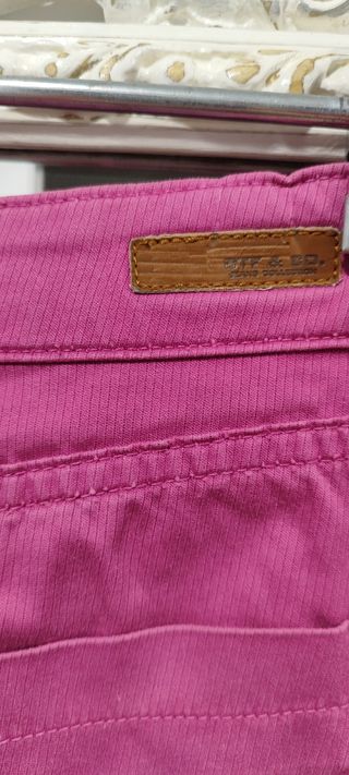 Pantalón Bermudas color fucsia 