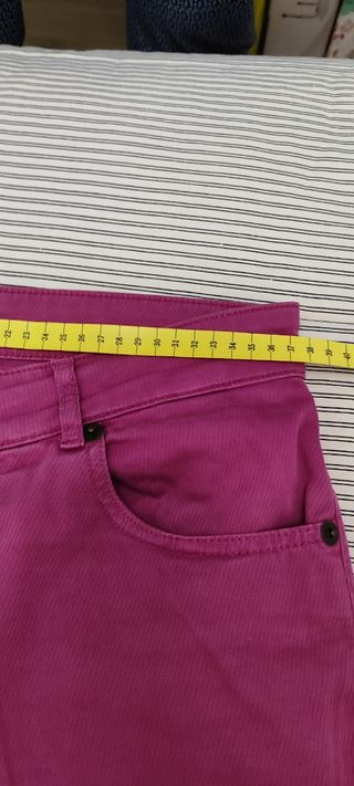 Pantalón Bermudas color fucsia 