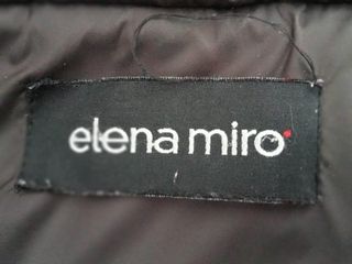Anorak marrón de la marca Elena Miró.