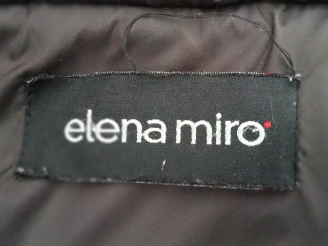 Anorak marrón de la marca Elena Miró.