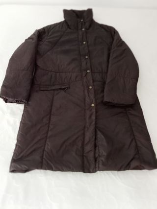 Anorak marrón de la marca Elena Miró.