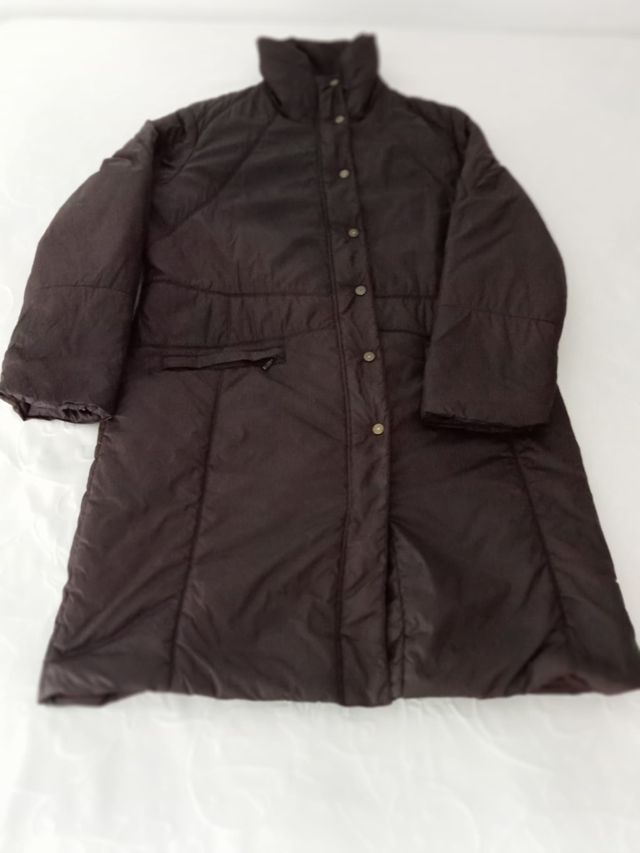 Anorak marrón de la marca Elena Miró.