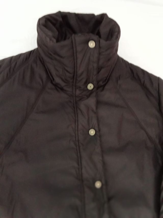 Anorak marrón de la marca Elena Miró.