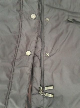 Anorak marrón de la marca Elena Miró.