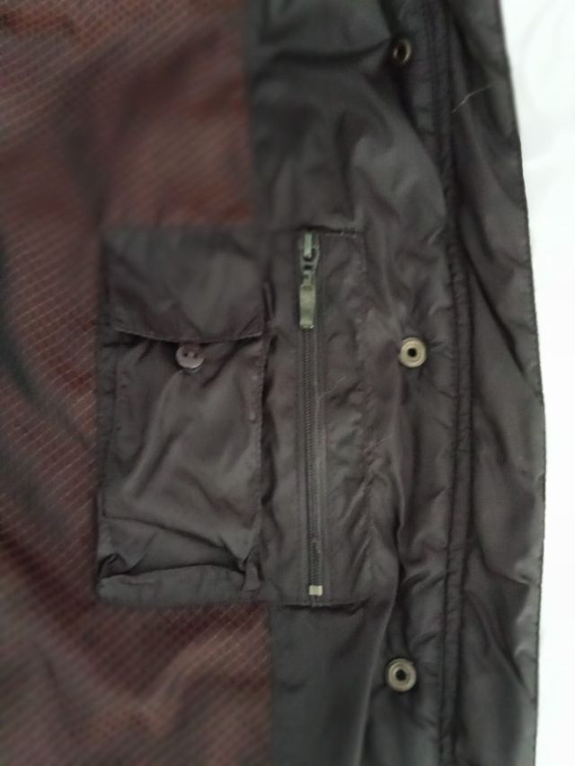 Anorak marrón de la marca Elena Miró.