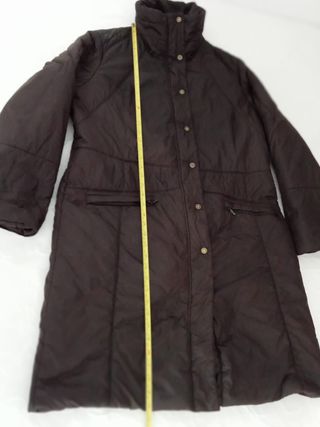 Anorak marrón de la marca Elena Miró.