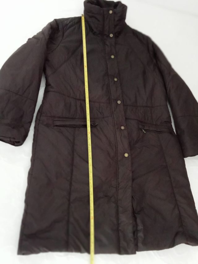 Anorak marrón de la marca Elena Miró.