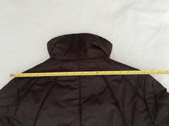 Anorak marrón de la marca Elena Miró.