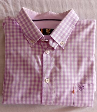 1 CAMISA DE MANGA LARGA DE CUADROS.