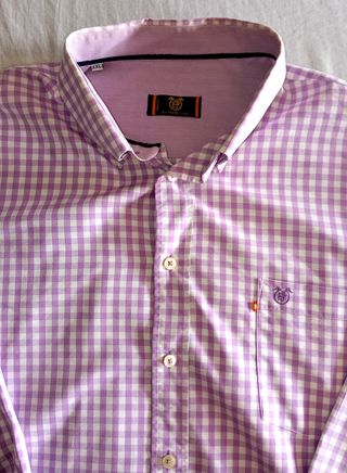 1 CAMISA DE MANGA LARGA DE CUADROS.