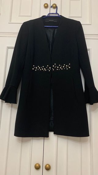 Abrigo negro perlas Zara talla L