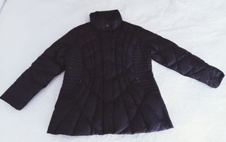 Anorak corto de mujer, color azul oscuro.