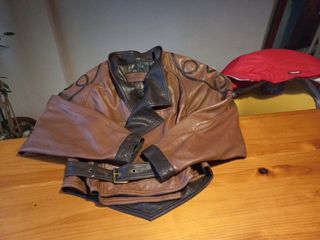 Cazadora de piel tipo Biker