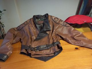 Cazadora de piel tipo Biker