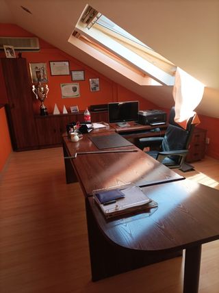 Mesa despacho elegante con cómoda