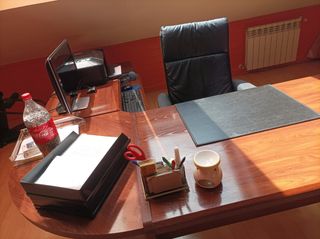 Mesa despacho elegante con cómoda