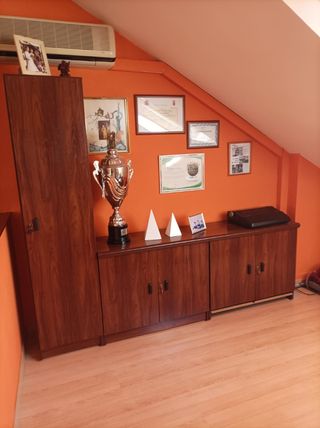 Mesa despacho elegante con cómoda