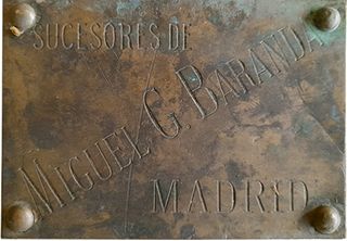 IMPACTANTE BAÚL DE VIAJE DE FINALES DEL SIGLO XIX.