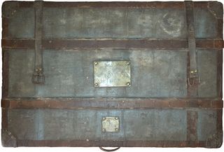 IMPACTANTE BAÚL DE VIAJE DE FINALES DEL SIGLO XIX.