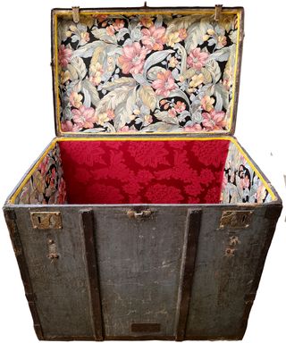 IMPACTANTE BAÚL DE VIAJE DE FINALES DEL SIGLO XIX.