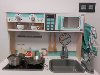 Cocinita de madera con complementos