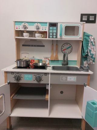 Cocinita de madera con complementos