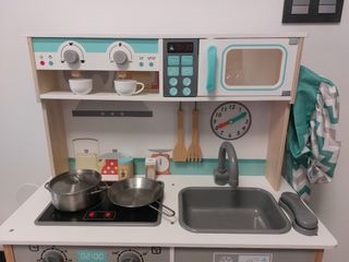 Cocinita de madera con complementos