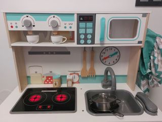 Cocinita de madera con complementos