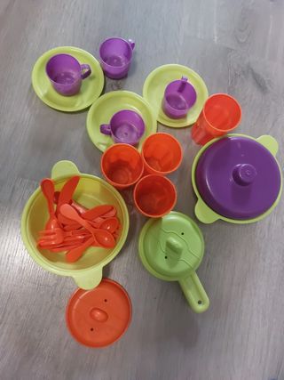Cocinita de madera con complementos