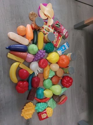 Cocinita de madera con complementos