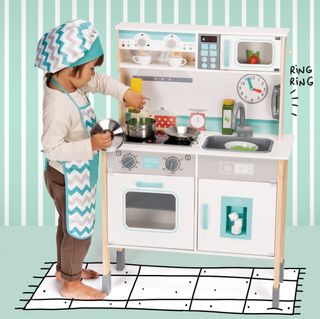 Cocinita de madera con complementos