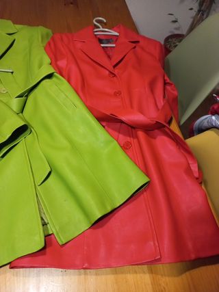 Dos abrigos de piel sintética