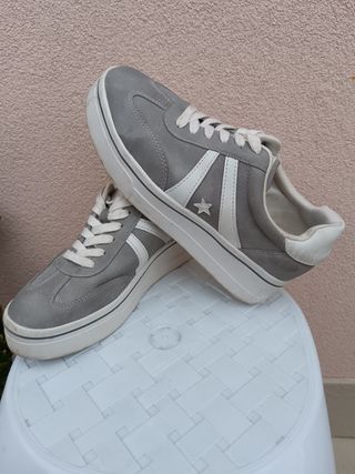 Sapatos gris con blanco