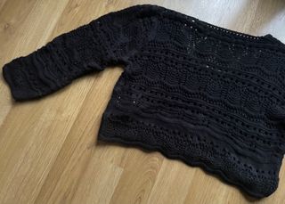 Jersey negro calado troquelado T. M/L