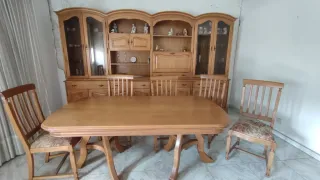Mueble de salón y mesa con 6 sillas de comdedor